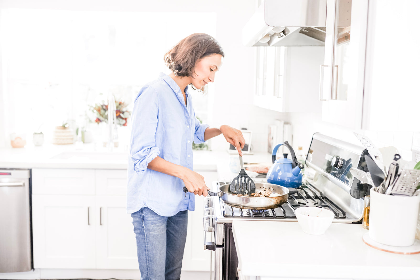 Save your sleeves, save your life! Loose clothing a top cause of deadly Thanksgiving cooking fires.
